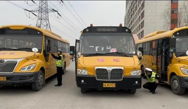 西咸交警:校車安全檢查 保障行車安全 西咸交警:校車安全檢查 保障行車安全