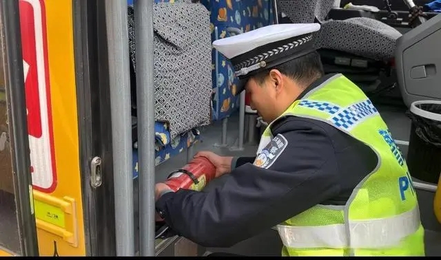 西咸交警:校車安全檢查 保障行車安全 西咸交警:校車安全檢查 保障行車安全