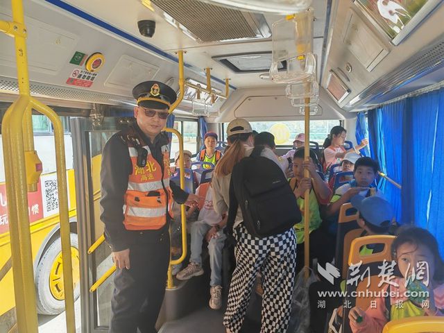 學(xué)生滯留高速 湖北路警聯(lián)合安全護(hù)送 學(xué)生滯留高速 湖北路警聯(lián)合安全護(hù)送