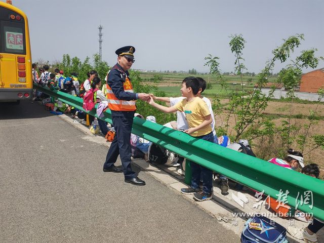學(xué)生滯留高速 湖北路警聯(lián)合安全護(hù)送 學(xué)生滯留高速 湖北路警聯(lián)合安全護(hù)送