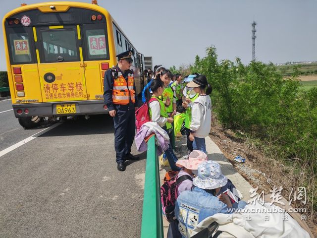 學(xué)生滯留高速 湖北路警聯(lián)合安全護(hù)送 學(xué)生滯留高速 湖北路警聯(lián)合安全護(hù)送