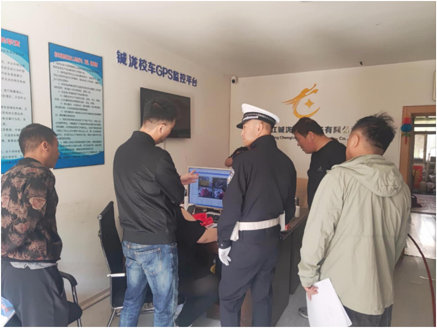 冰城公安宣防并行把好校車安全關(guān)/ 冰城公安宣防并行把好校車安全關(guān)