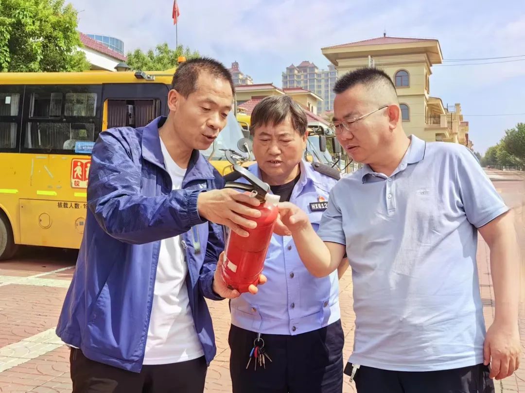 合陽縣多部門聯(lián)合勘驗(yàn)確保校車安全運(yùn)行/ 圖片