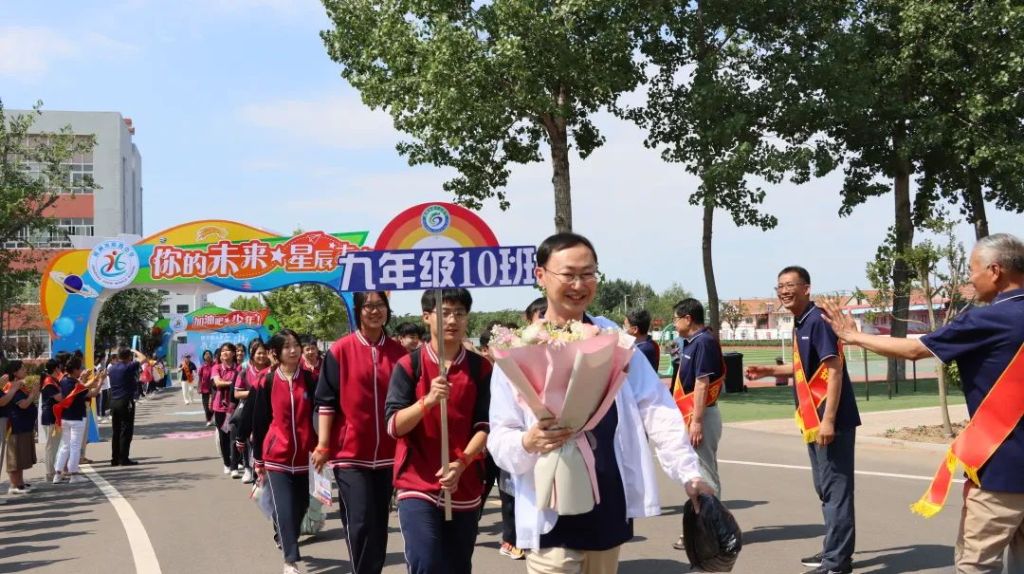 溫情守護十一載 愛心送考再啟航 溫情守護十一載 愛心送考再啟航