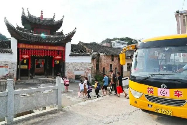 湖南新田:鄉村校車 平安運行 湖南新田:鄉村校車 平安運行