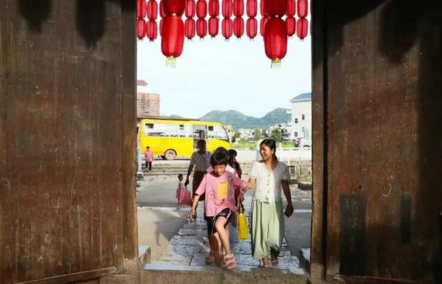 湖南新田:鄉村校車 平安運行 湖南新田:鄉村校車 平安運行