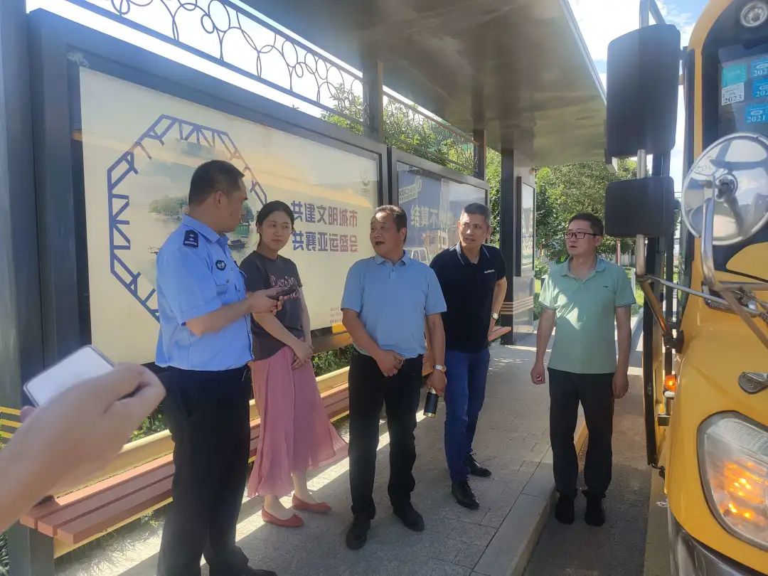秀洲區(qū)多部門(mén)共同勘察校車(chē)行駛路線/ 圖片