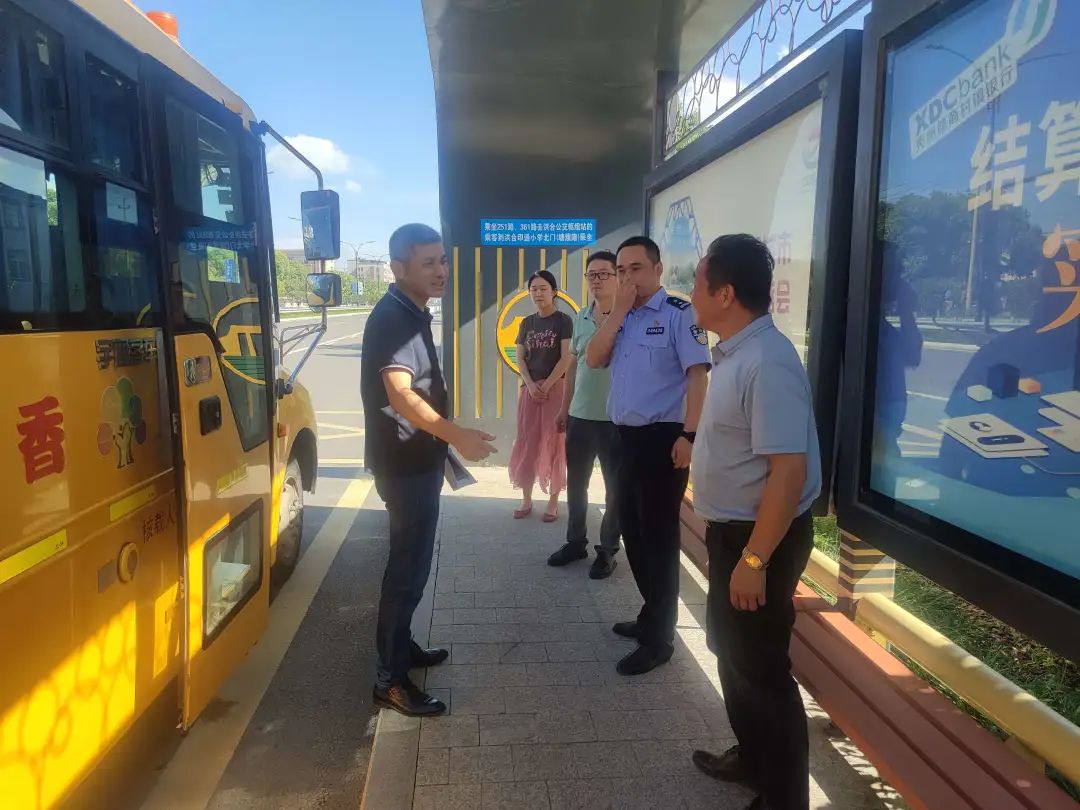 秀洲區(qū)多部門(mén)共同勘察校車(chē)行駛路線/ 圖片