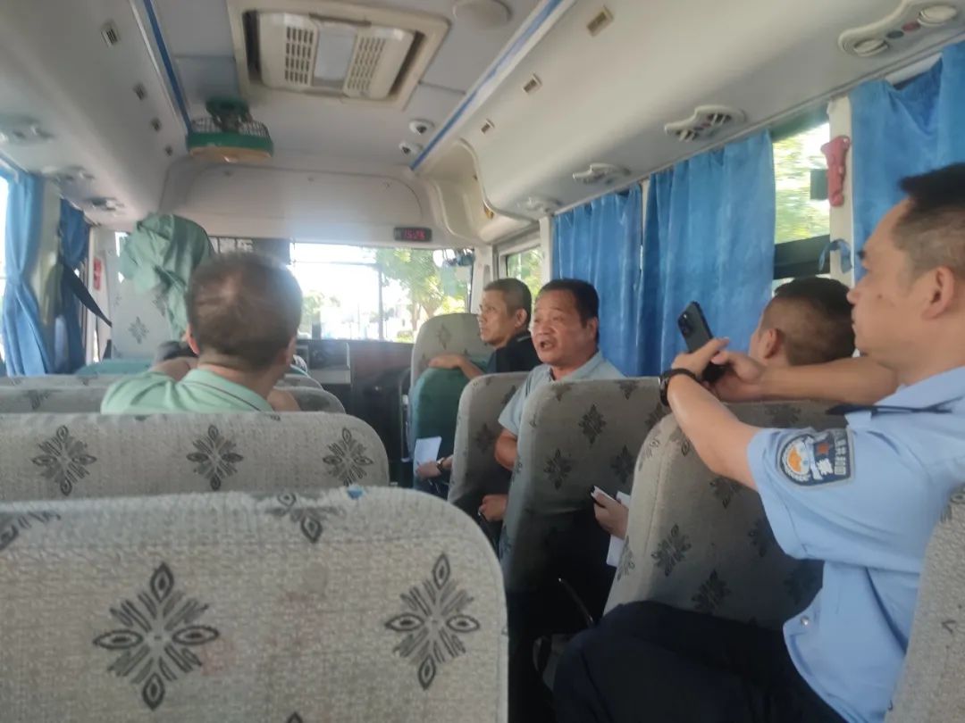 秀洲區(qū)多部門(mén)共同勘察校車(chē)行駛路線/ 圖片