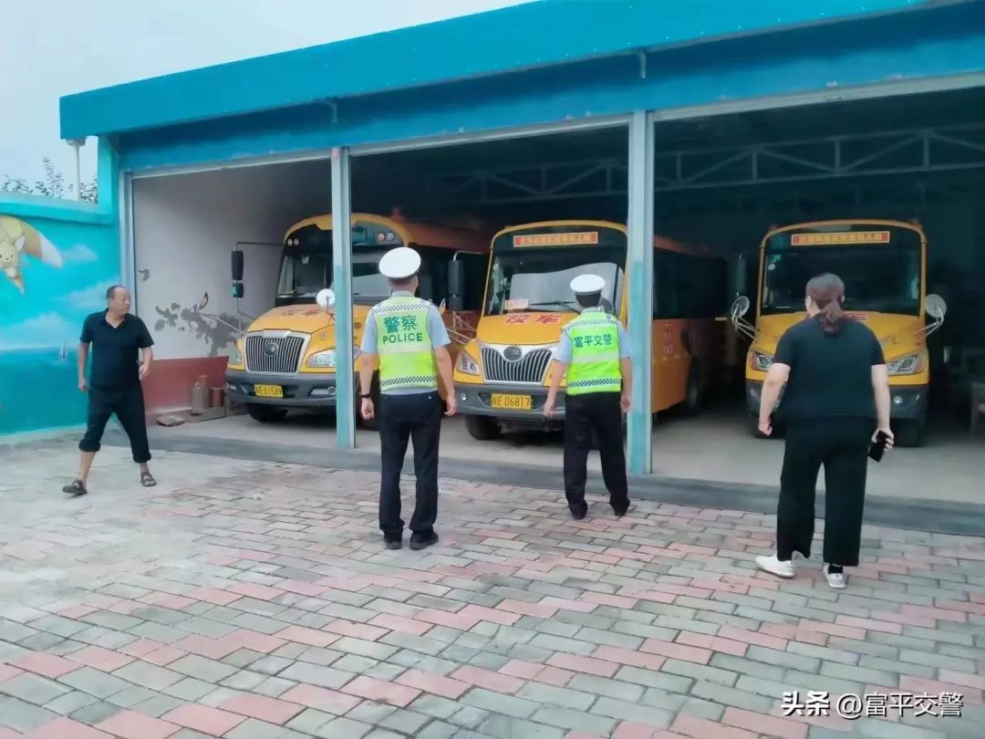 富平交警:提早動手防患未然 系牢校車“安全帶” 圖片