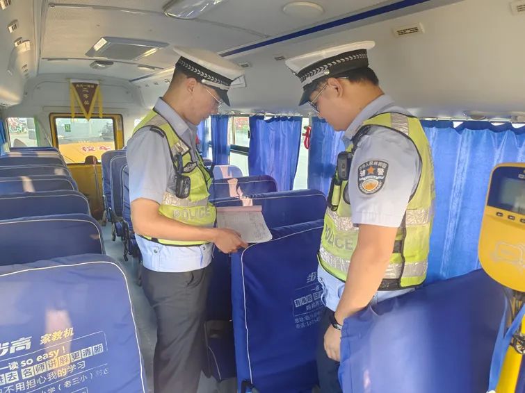 臨沭交警大隊開展校車安全大檢查/ 圖片