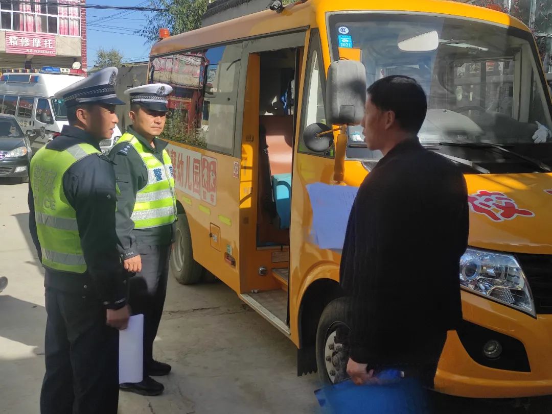 臨夏縣公安交警:嚴把校車安全關 護航平安上學路 圖片