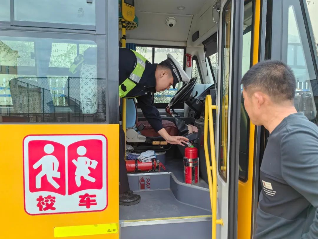 冬季行動丨龍井交警開展冬季校車安全大檢查/ 圖片