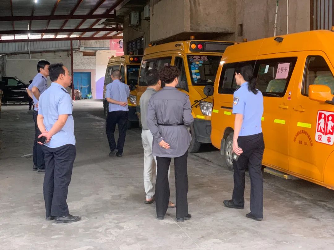 織密學生交通安全防護網，潮南交警加強校車安全檢查和校車司機安全宣傳教育