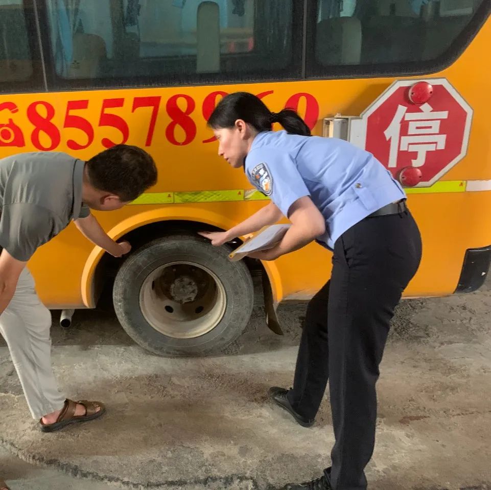 織密學生交通安全防護網，潮南交警加強校車安全檢查和校車司機安全宣傳教育