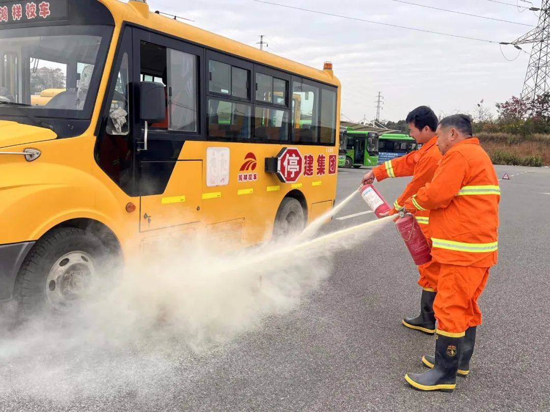 嘉魚鴻祥校車公司開展校車突發(fā)事件應(yīng)急救援演練/ 圖片