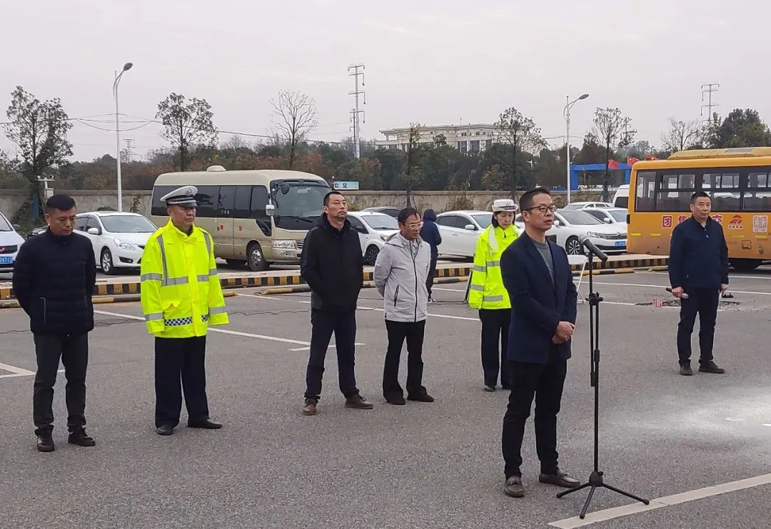 嘉魚鴻祥校車公司開展校車突發(fā)事件應(yīng)急救援演練/ 圖片