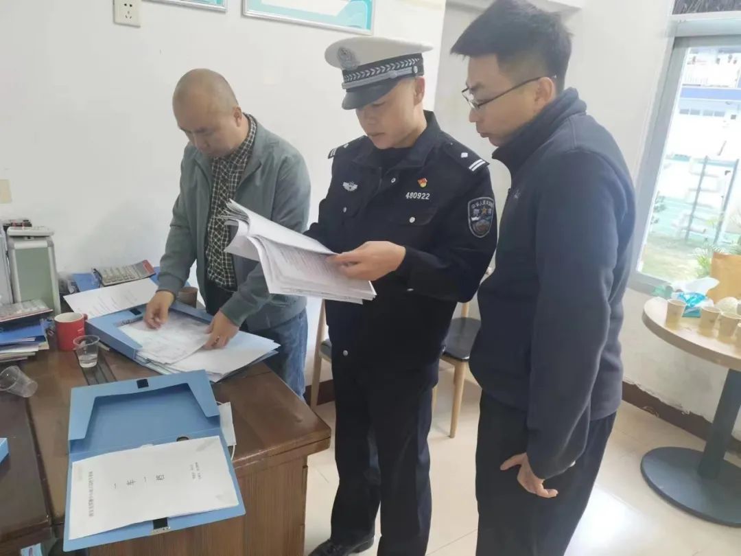 【安全在線,守護成長】--厚德中心幼兒園迎接多部門聯合進行校車安全檢查 圖片