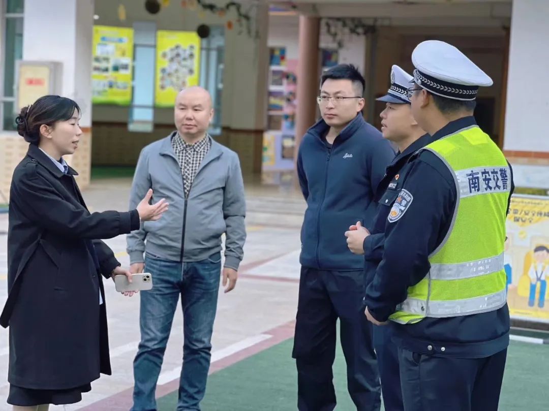 【安全在線,守護成長】--厚德中心幼兒園迎接多部門聯合進行校車安全檢查 圖片