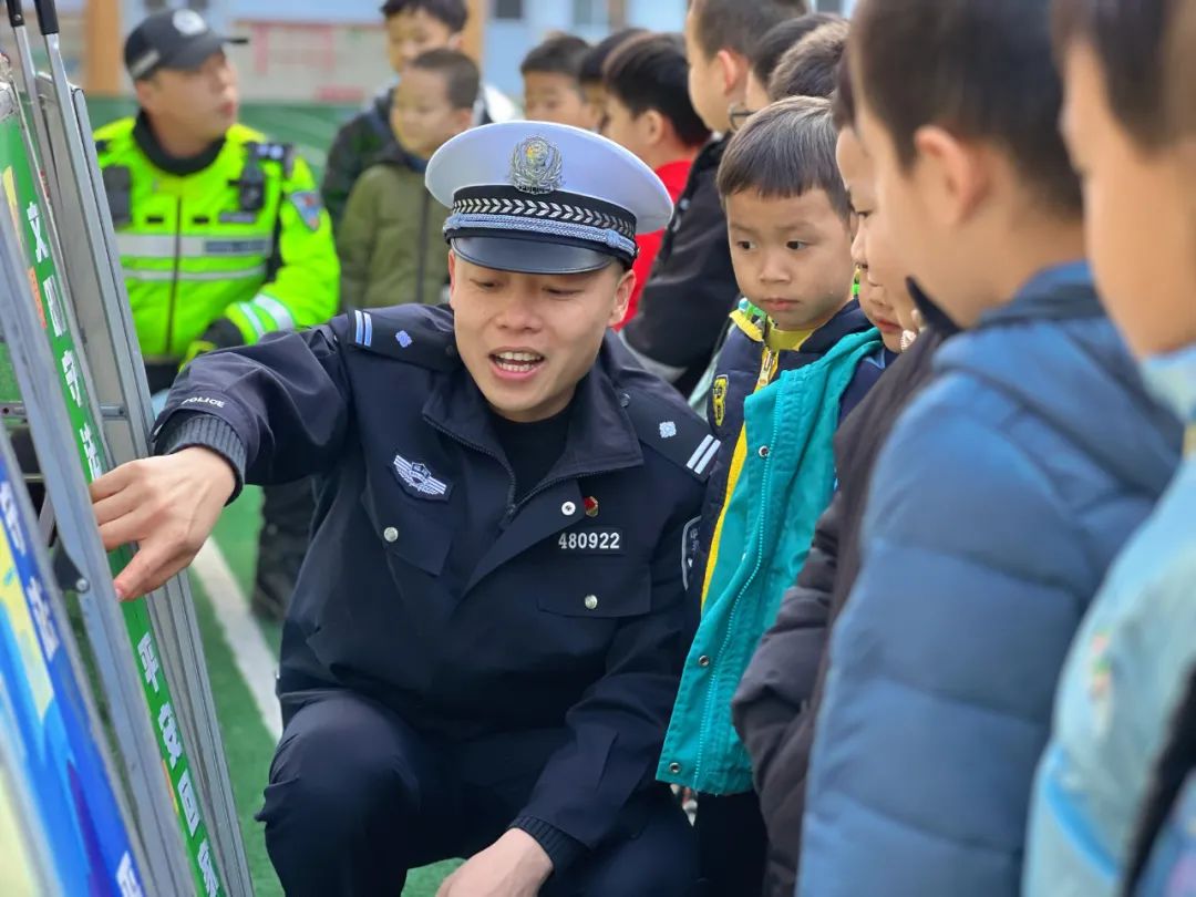 【安全在線,守護成長】--厚德中心幼兒園迎接多部門聯合進行校車安全檢查 圖片