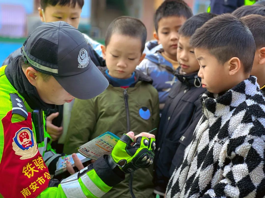 【安全在線,守護成長】--厚德中心幼兒園迎接多部門聯合進行校車安全檢查 圖片