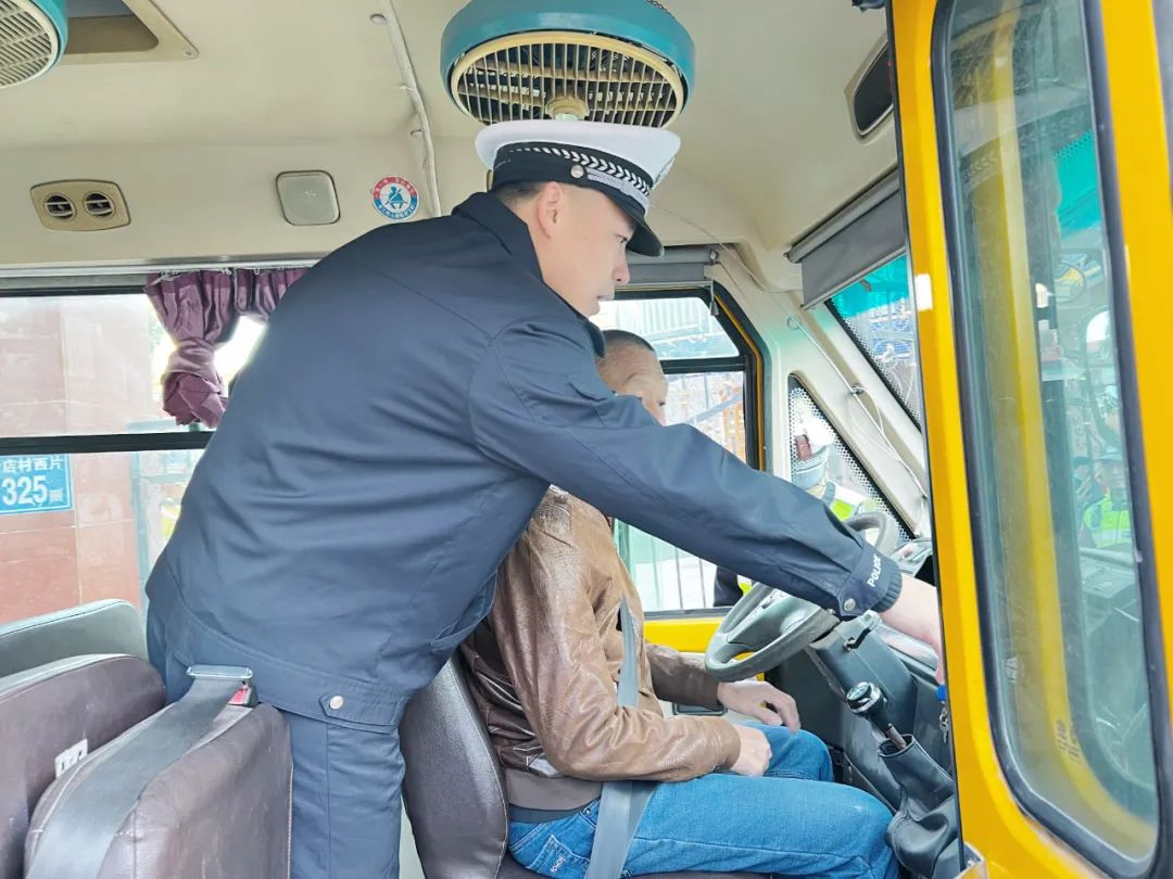 【安全在線,守護成長】--厚德中心幼兒園迎接多部門聯合進行校車安全檢查 圖片