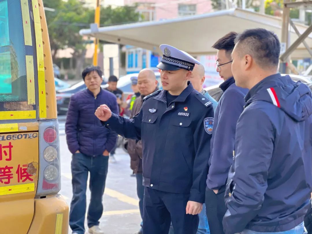 【安全在線,守護成長】--厚德中心幼兒園迎接多部門聯合進行校車安全檢查 【安全在線,守護成長】--厚德中心幼兒園迎接多部門聯合進行校車安全檢查