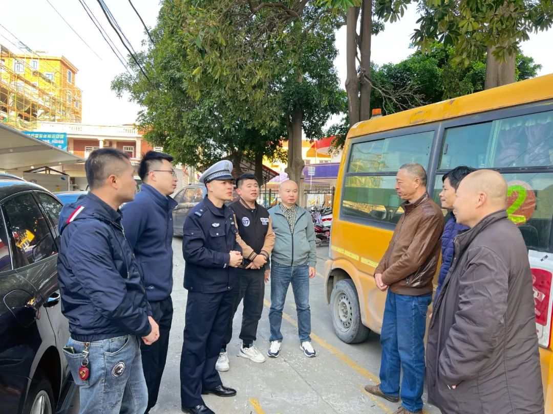 【安全在線,守護成長】--厚德中心幼兒園迎接多部門聯合進行校車安全檢查 【安全在線,守護成長】--厚德中心幼兒園迎接多部門聯合進行校車安全檢查