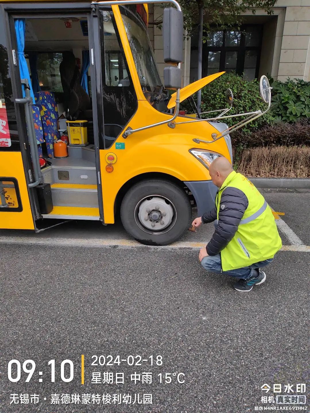 春季開學(xué)前校車準(zhǔn)備工作正式啟動(dòng)/ 圖片