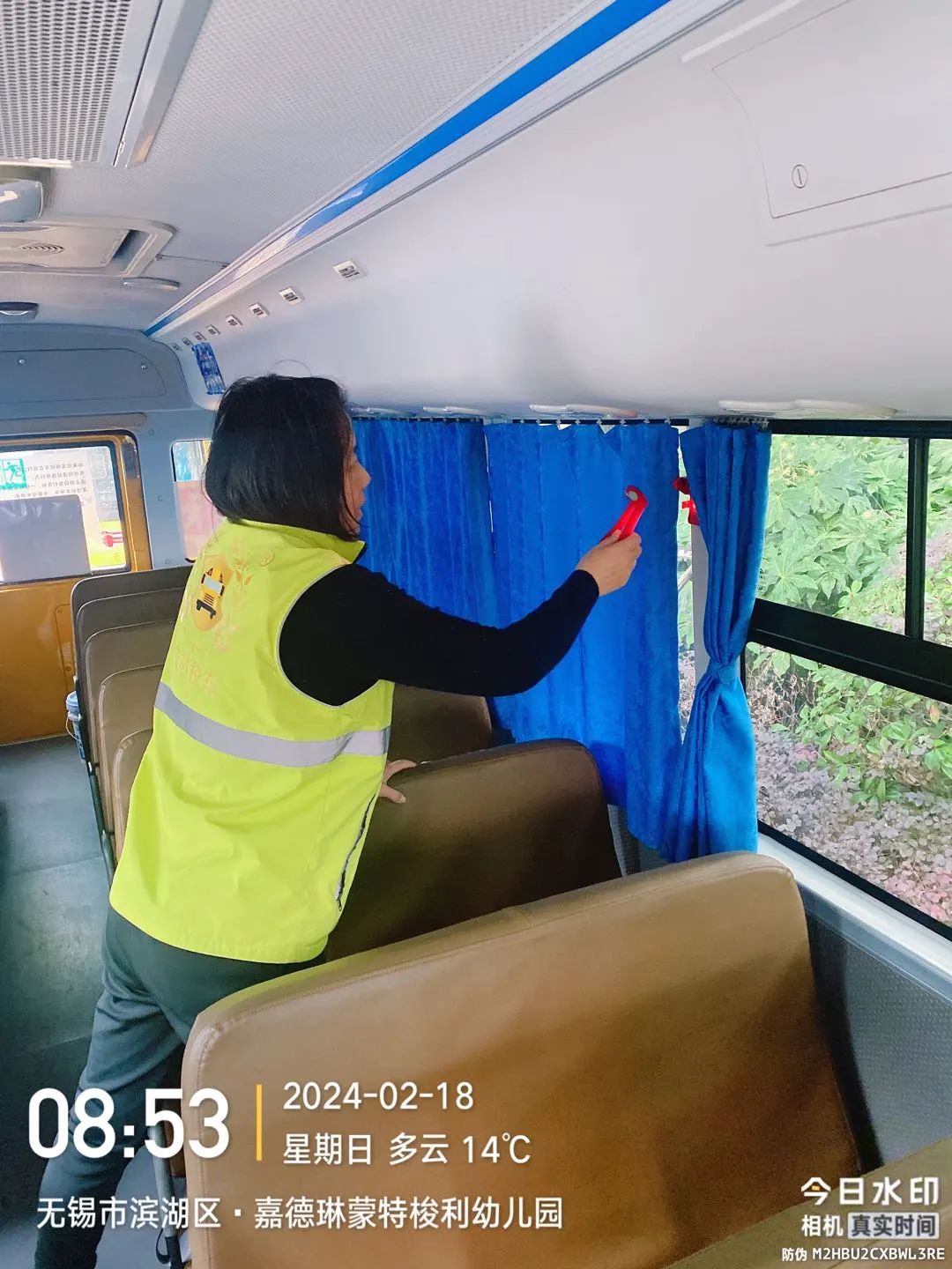 春季開學(xué)前校車準(zhǔn)備工作正式啟動(dòng)/ 圖片