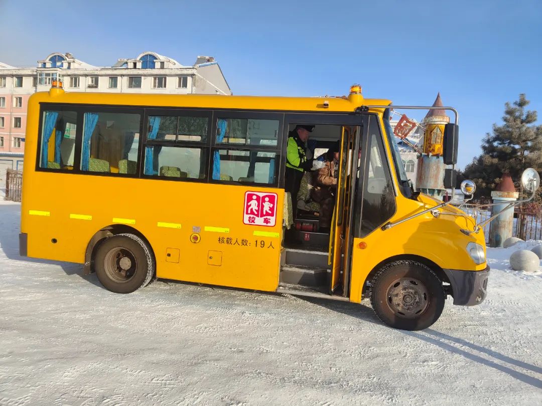 護(hù)航開學(xué)季|強(qiáng)化校車安全“大檢查”,擰緊校車出行“安全閥” 圖片