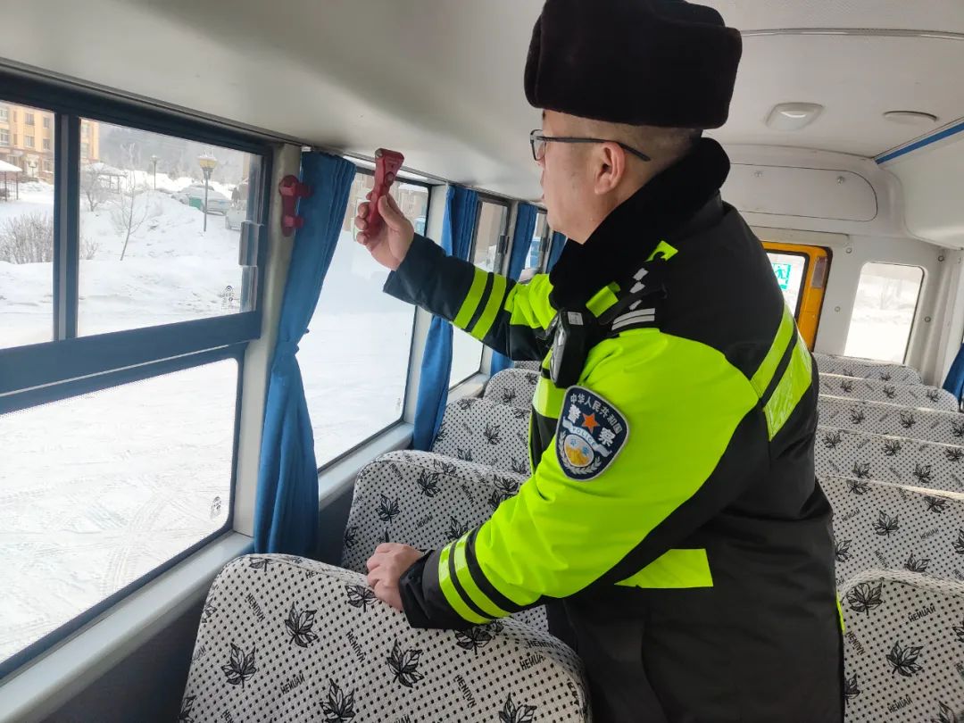 護(hù)航開學(xué)季|強(qiáng)化校車安全“大檢查”,擰緊校車出行“安全閥” 圖片