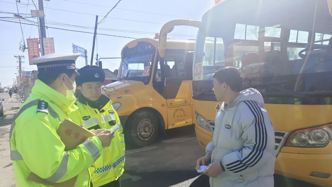 【今日要聞】磐石交巡警大隊(duì)開展兩會(huì)期間校車安全大檢查 圖片