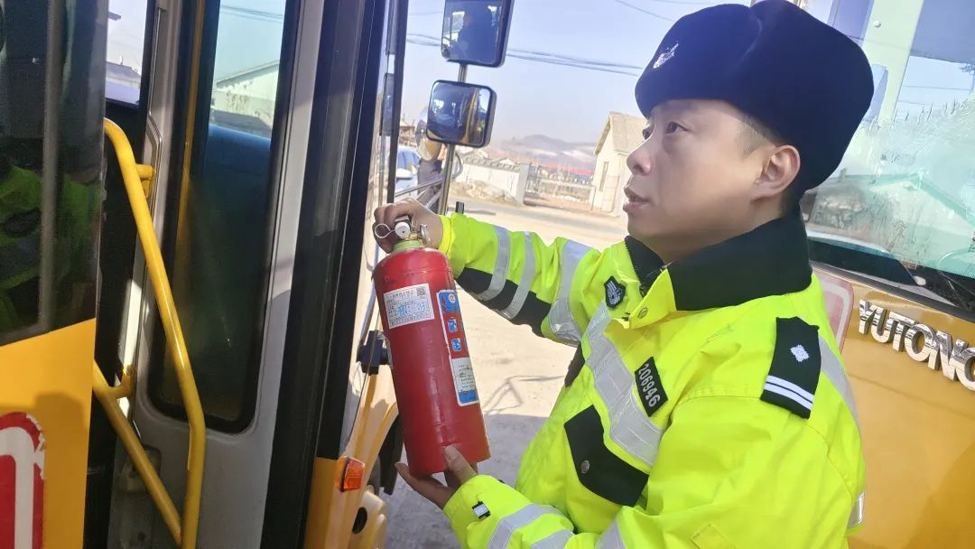 【今日要聞】磐石交巡警大隊(duì)開展兩會(huì)期間校車安全大檢查 圖片