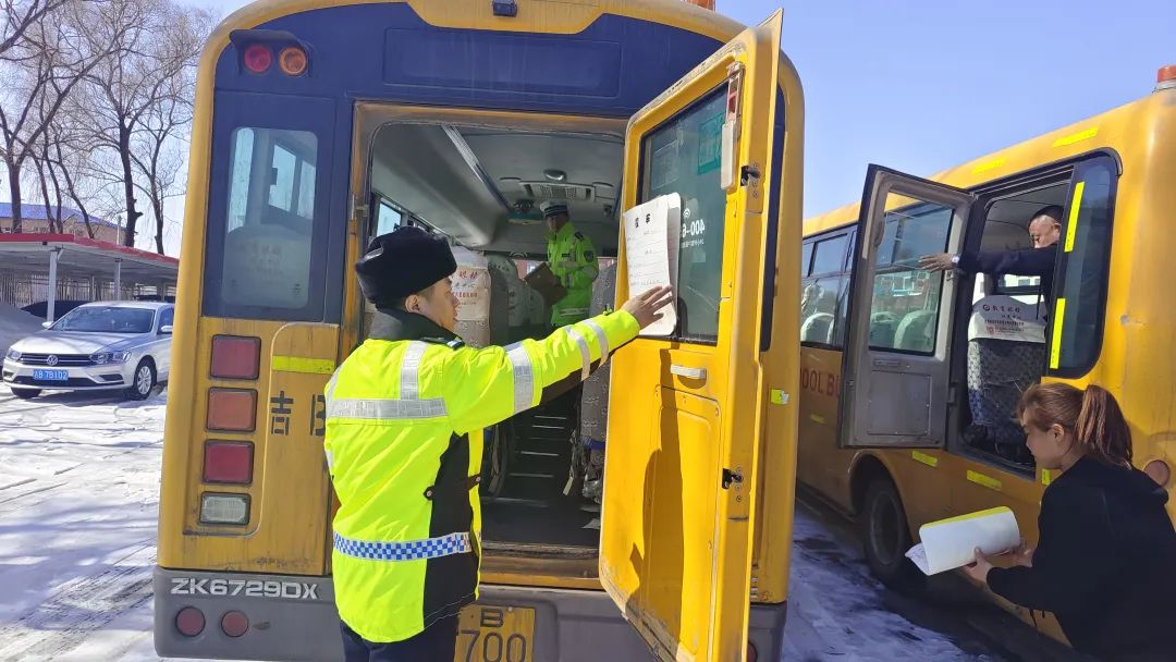 【今日要聞】磐石交巡警大隊(duì)開展兩會(huì)期間校車安全大檢查 圖片