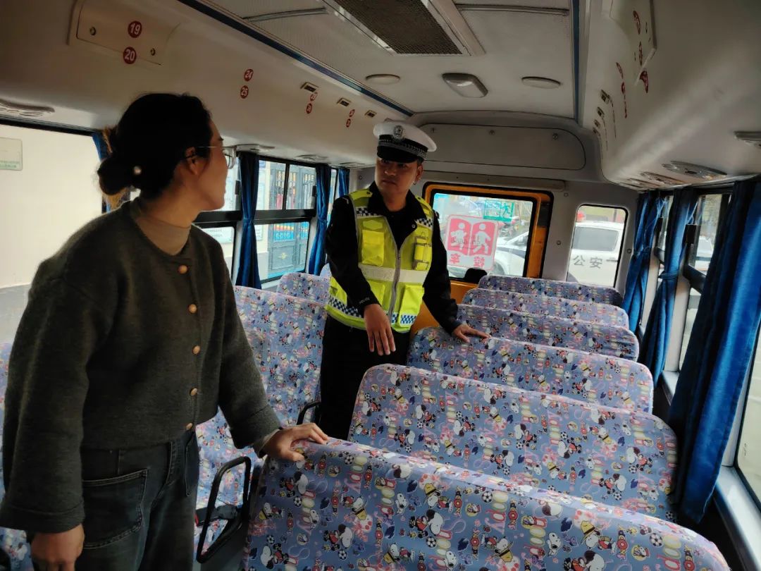 平利交警:開展校車安全“大檢查”系緊學(xué)生“安全帶” 圖片