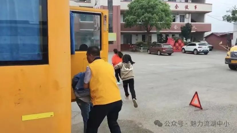 以演筑防 安全護(hù)航 | 紅谷灘區(qū)流湖中心小學(xué)開(kāi)展校車應(yīng)急逃生演練活動(dòng)