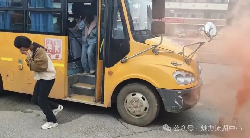 以演筑防 安全護(hù)航 | 紅谷灘區(qū)流湖中心小學(xué)開(kāi)展校車應(yīng)急逃生演練活動(dòng)