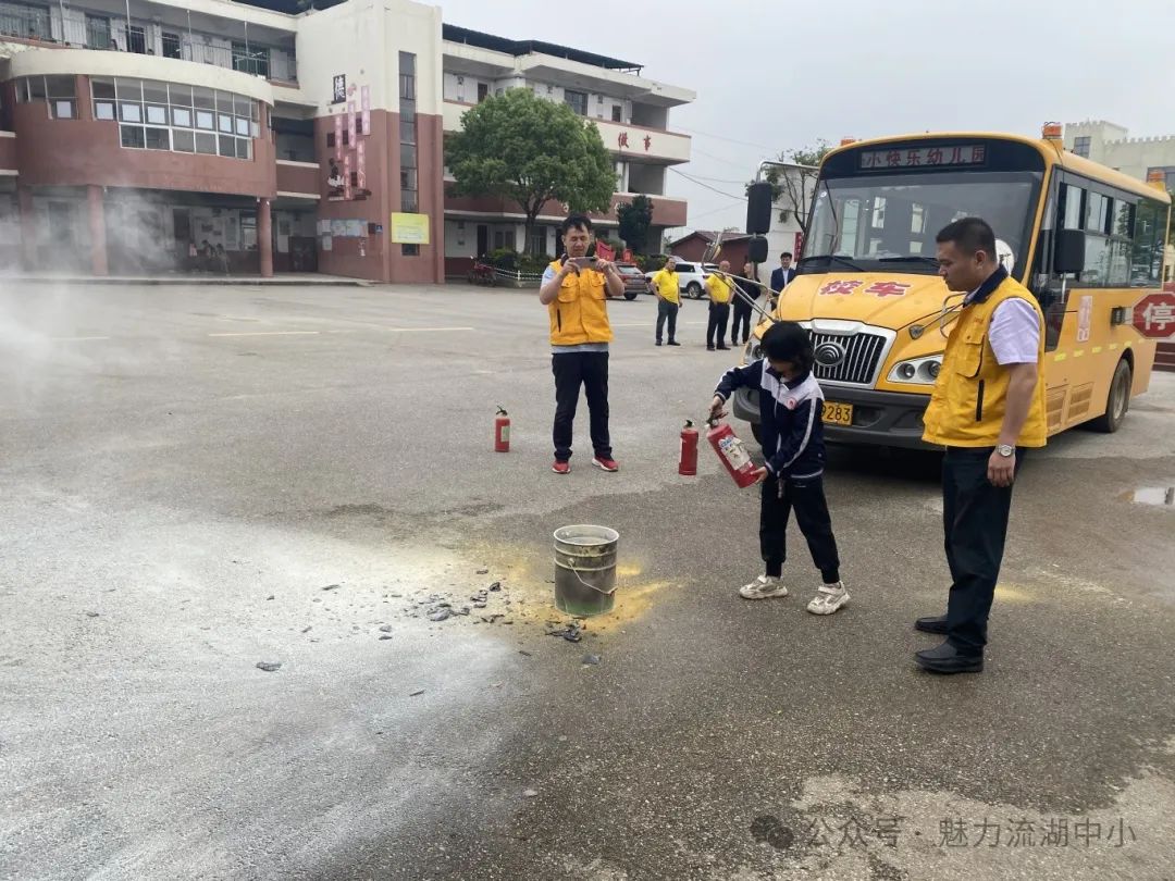 以演筑防 安全護(hù)航 | 紅谷灘區(qū)流湖中心小學(xué)開(kāi)展校車應(yīng)急逃生演練活動(dòng)