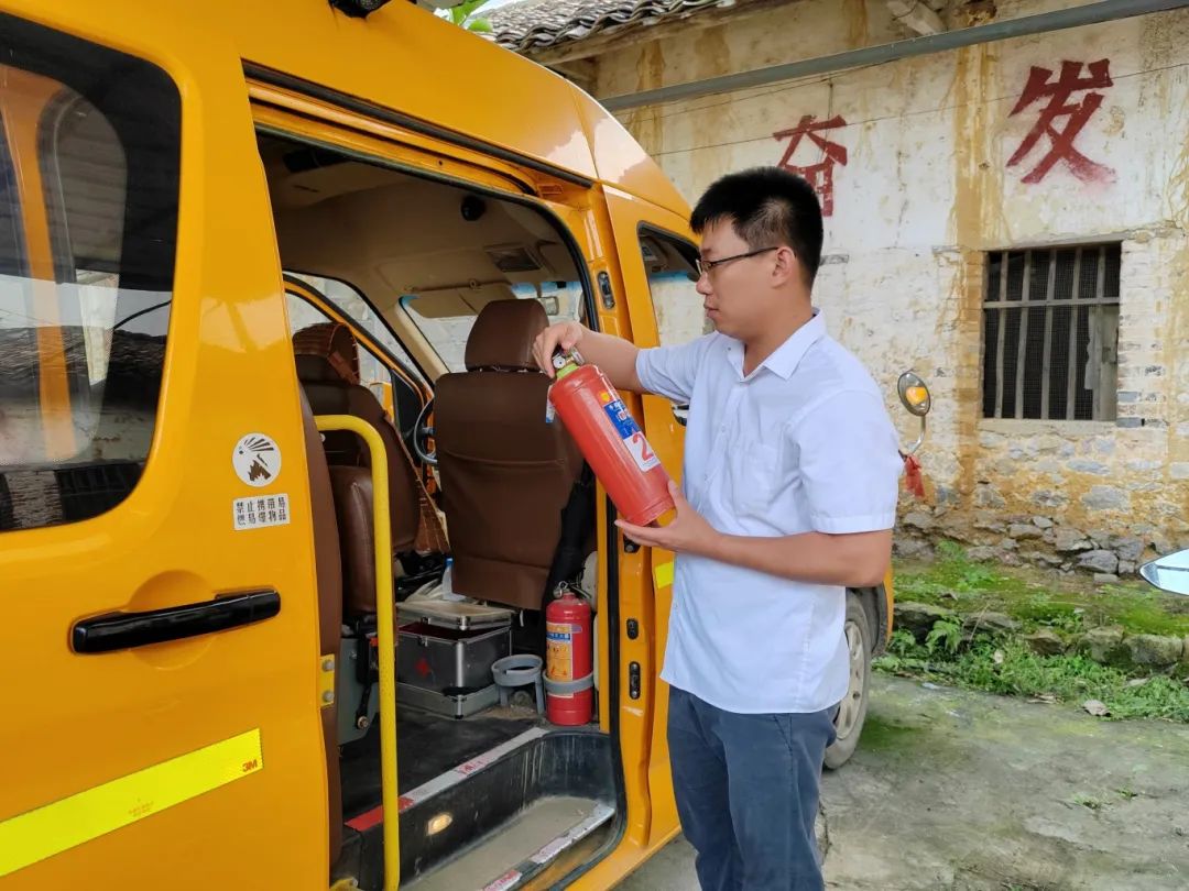 為校車“做體檢”!通挽鎮(zhèn)聯(lián)合多部門開展校車安全大檢查 為校車“做體檢”!通挽鎮(zhèn)聯(lián)合多部門開展校車安全大檢查