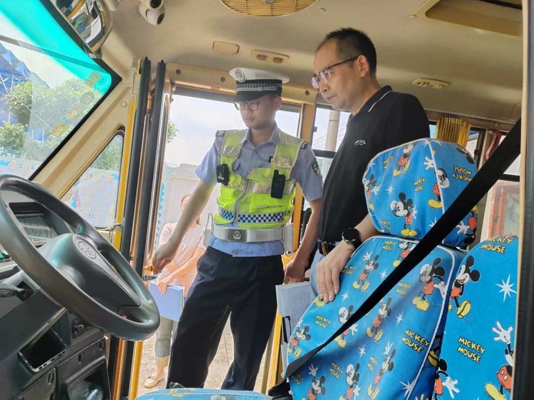 為校車“做體檢”!通挽鎮(zhèn)聯(lián)合多部門開展校車安全大檢查 為校車“做體檢”!通挽鎮(zhèn)聯(lián)合多部門開展校車安全大檢查