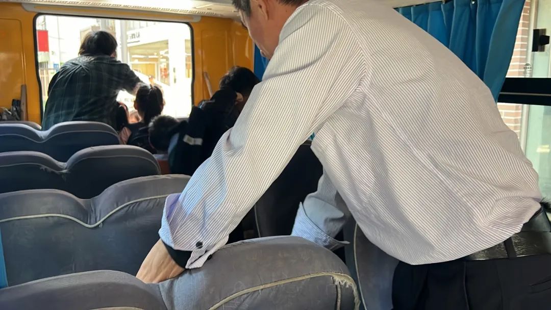 “為愛護航,校車安全伴我行”——上海松江區玉樹幼兒園校車安全應急演練活動 “為愛護航,校車安全伴我行”——上海松江區玉樹幼兒園校車安全應急演練活動