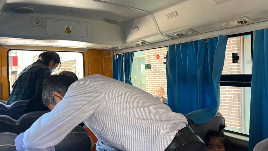 “為愛護航,校車安全伴我行”——上海松江區玉樹幼兒園校車安全應急演練活動 “為愛護航,校車安全伴我行”——上海松江區玉樹幼兒園校車安全應急演練活動