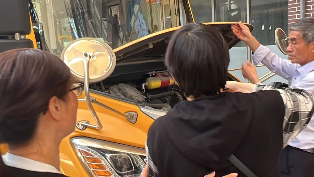 “為愛護航,校車安全伴我行”——上海松江區玉樹幼兒園校車安全應急演練活動 “為愛護航,校車安全伴我行”——上海松江區玉樹幼兒園校車安全應急演練活動