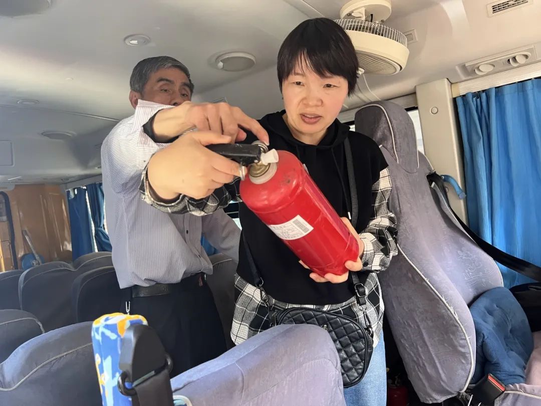 “為愛護航,校車安全伴我行”——上海松江區玉樹幼兒園校車安全應急演練活動 “為愛護航,校車安全伴我行”——上海松江區玉樹幼兒園校車安全應急演練活動