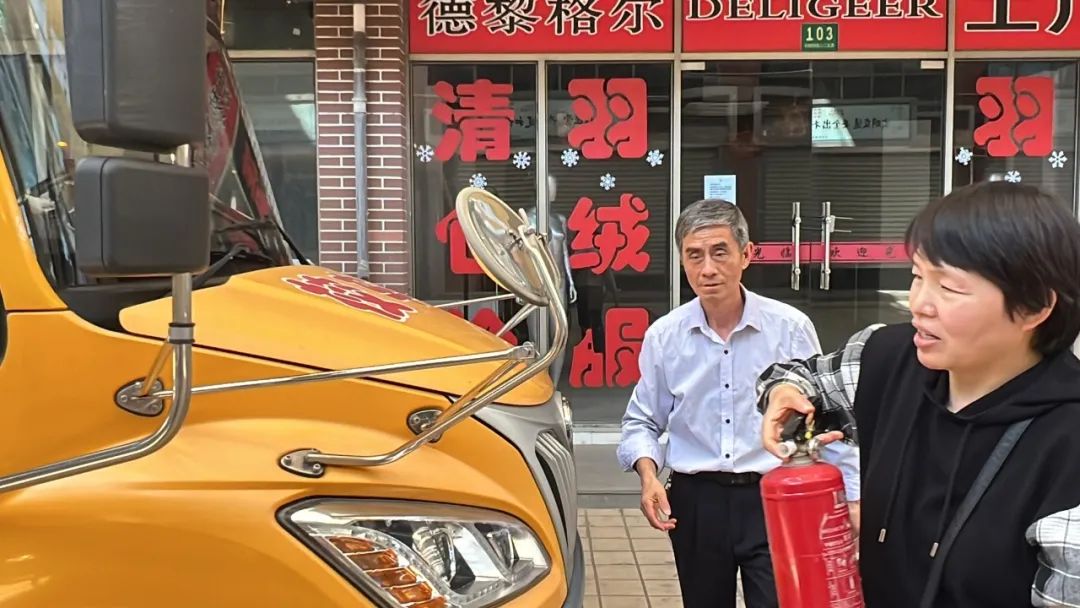 “為愛護航,校車安全伴我行”——上海松江區玉樹幼兒園校車安全應急演練活動 “為愛護航,校車安全伴我行”——上海松江區玉樹幼兒園校車安全應急演練活動