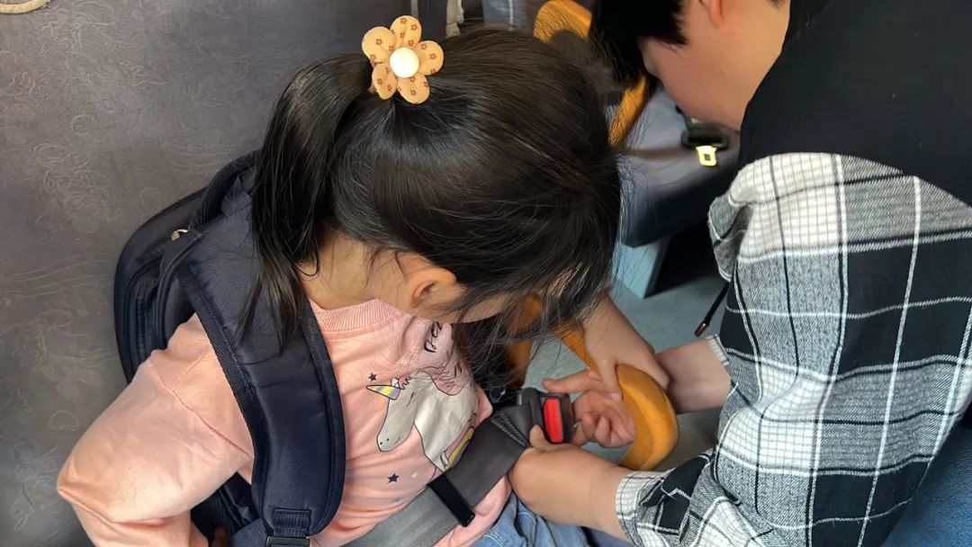 “為愛護航,校車安全伴我行”——上海松江區玉樹幼兒園校車安全應急演練活動 “為愛護航,校車安全伴我行”——上海松江區玉樹幼兒園校車安全應急演練活動