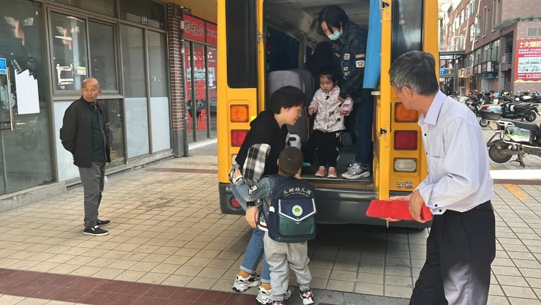 “為愛護航,校車安全伴我行”——上海松江區玉樹幼兒園校車安全應急演練活動 “為愛護航,校車安全伴我行”——上海松江區玉樹幼兒園校車安全應急演練活動