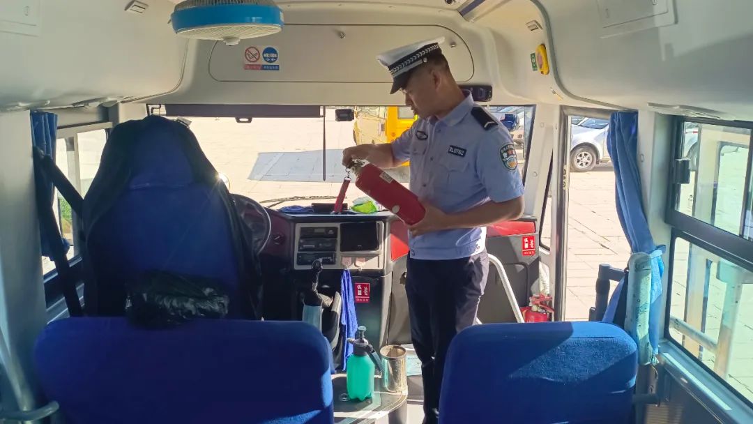 博樂交警開展校車體檢 保障幼兒出行安全