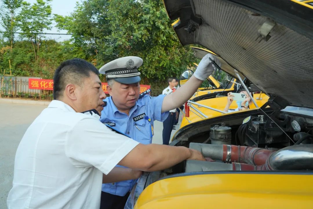【我為群眾辦實事】中考在即,城陽交警開展校車安全大檢查 圖片